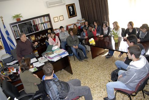 ο δήμαρχος Νίκος Καστρινάκης με τους μαθητές του Λυκείου