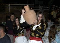 Οι κοπελιές κουβαλούν το αμίλητο νερό