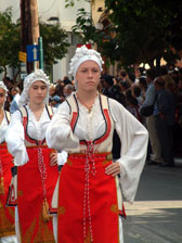 Κοπέλλες με παραδοσιακές στολές