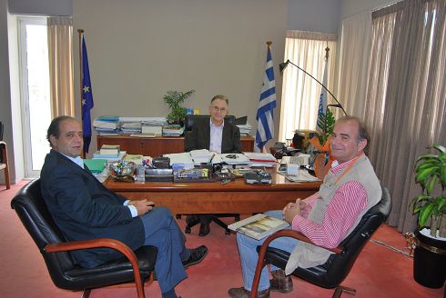 ο κ. Κουνενάκης και ο κ. Πεπόνης με τον εκπρόσωπο των μελετητών