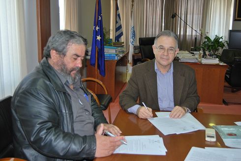 Ο δήμαρχος Αγίου Νικολάου, με τον εργολάβο υπογράφουν την σύμβαση