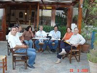 Ο Δημήτρης Κουνενάκης με τa μέλη του Συλλόγου  Ενοικιαζόμενων Διαμερισμάτων