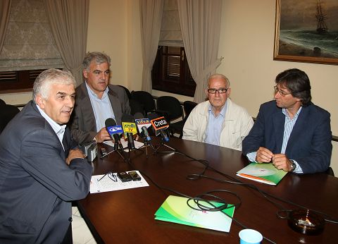 από τη συνέντευξη, Δολαψάκης, Τσόκας, Τζανόπουλος και εκπρ. Ρεθύμνου