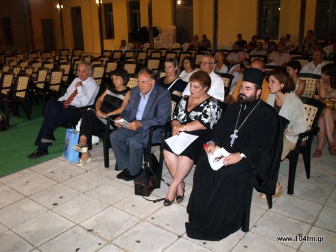 από τα εγκαίνια της έκθεσης, από αριστερά, Κυριάκος Βιρβιδάκης και σύζυγος, Νίκος Καστρινάκης, Ζαχαρένια Σημανδηράκη και ο αρχιμανδρίτης Τίτος Ταμπακάκης