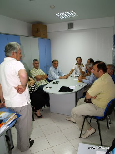 μετά την εκλογή, η νέα λιμενική επιτροπή, αριστερά όρθιος ο απερχόμενος πρόεδρος Μανώλης Δανδουλάκης, δεξιά καθήμενος ο Θεοφάνης Κοϊνάκης