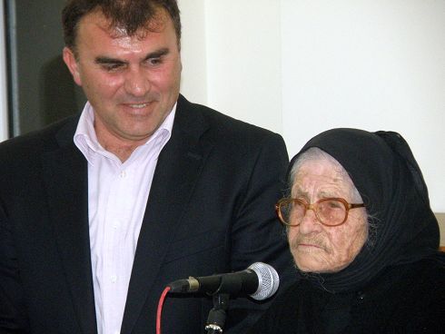 ο δήμαρχος Μακρύ Γιαλού με την Μαρία Παπαδάκη η οποία στα 91 της χρόνια γράφει ρίμες και προάγει τη παράδοση