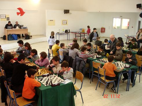οι μικροί επίδοξοι πρωταθλητές στο σκάκι, επί το έργον