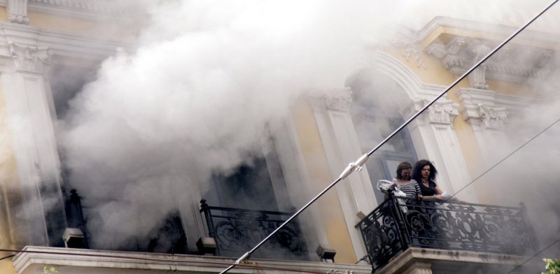 10 χρόνια μετά τη δολοφονία στη Marfin, οι πολιτικοί μας καταθέτουν στεφάνια και σαχλαμάρες