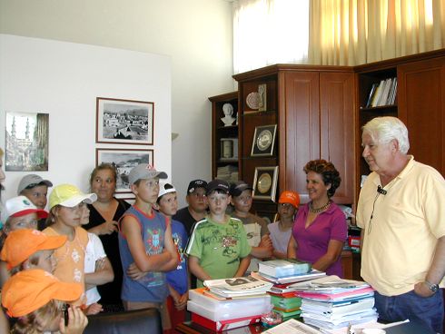 οι μαθητές με τον Δήμαρχο Μανώλη Μαστοράκη