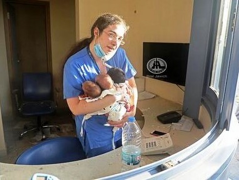Ηρωίδα μαία έσωσε νεογέννητα λίγα λεπτά μετά την καταστροφή στην Βηρυτό
