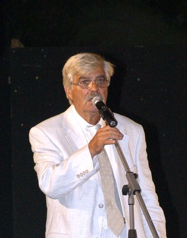 ο πρόεδρος του συλλόγου Μεραμπελιωτών Ηρακλείου, Κίμων Χουρδάκης, καλοσωρίζοντας το κοινό