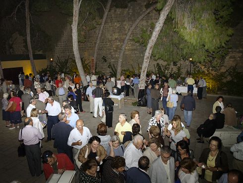 έξω από το κηποθέατρο, ικανοποιητική η προσέλευση
