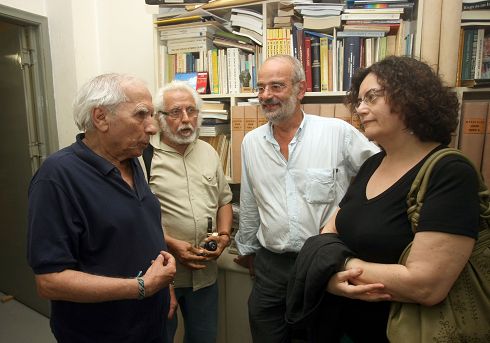 ο Αλ. Αλαβάνος στα γραφεία της Μεσογείου, μαζί με τον Κ. Γραμματικάκη, τον Γ. Γραμματικάκη και τη Ν. Βαλαβάνη