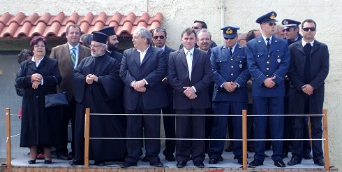 ο δήμαρχος και οι επίσημοι παρακολουθούν τη παρέλαση