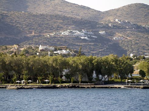ξενοδοχείο Minos Beach, αόρατο πίσω από τα δέντρα, ενώ οι παρεμβάσεις πάνω στο βουνό;