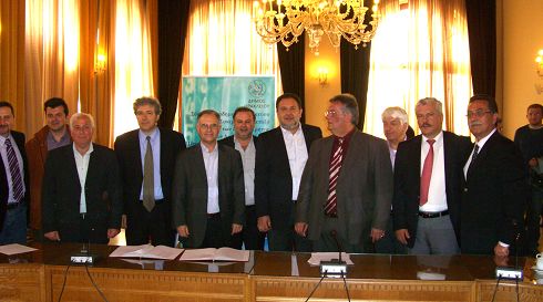 αναμνηστική φωτογραφία των δημάρχων που υπέγραψαν το μνημόνιο