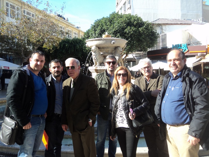 ο δήμαρχος Ηρακλείου και μέλη του δήμου  μπροστά στη Κρήνη