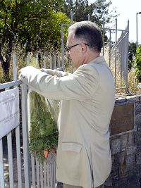 Ο Δήμαρχος κρεμάει την ανθοδέσμη στη κλειστή πόρτα