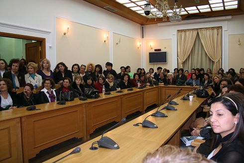 γυναίκες στην αίθουσα του Νομαρχιακού Συμβουλίου Ηρακλείου