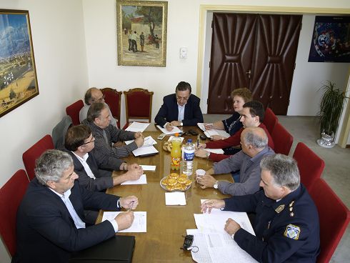 από τη σύσκεψη για τα τροχαία, Νομάρχης, Αστυνομικός διευθυντής, πρόεδρος ΤΕΔΚ και υπηρεσιακοί παράγοντες