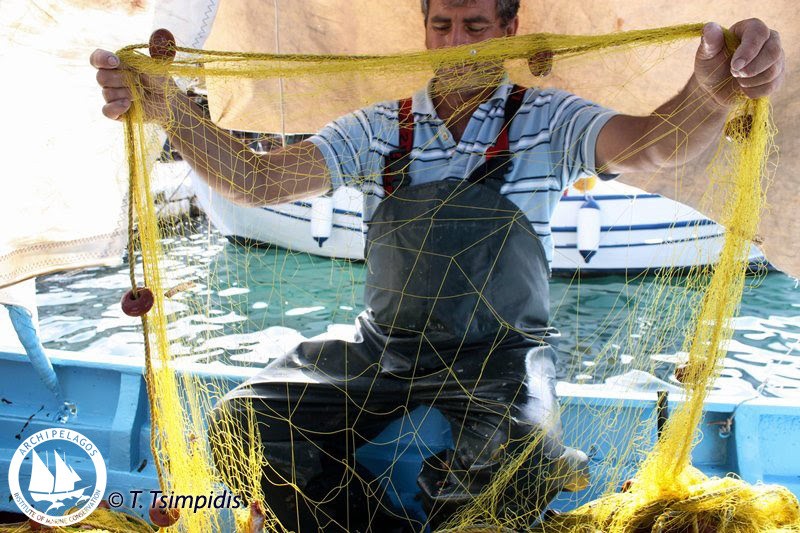 ο Υπουργός, με τη συνδρομή της Γενικής Διεύθυνσης Αλιείας, βαφτίζει ως «επιστημονική έρευνα» την επαναφορά βασιλικού διατάγματος του 1966, για την αλιεία με βιντζότρατα ...