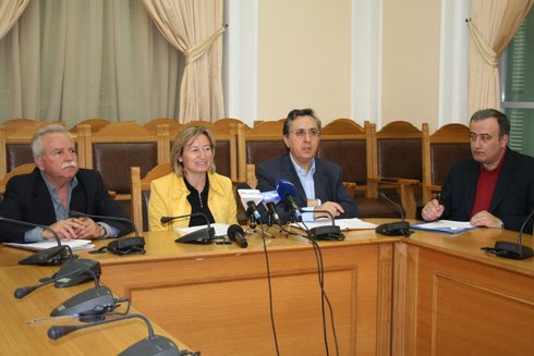 από αριστερά, οι νομάρχες: Ρεθύμνου Παπαδάκης, Ηρακλείου Σχοιναράκη και Λασιθίου Αναστασάκης