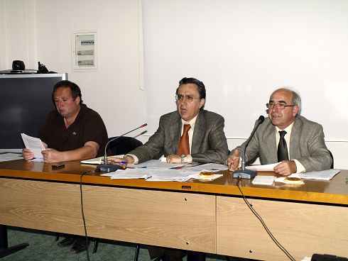 από τη συνεδρίαση, προεδρείο