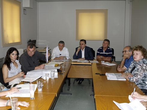από τη σύσκεψη υπό το Νομάρχη, ο Στ. Αγιάσογλου αριστερά με τα έγγραφα