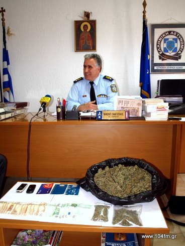 ο αστυνομικός διευθυντής Λασιθίου Μανώλης Παναγιωτάκης και μπροστά του ναρκωτικά και άλλα
