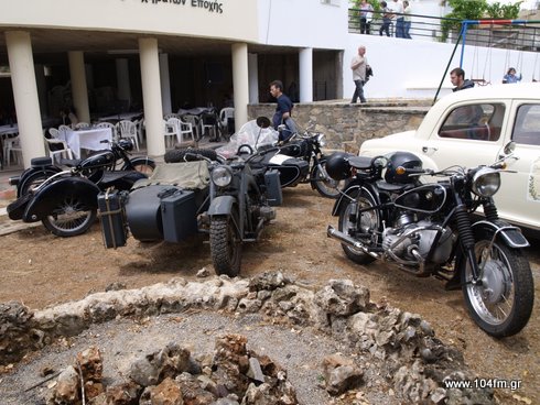 διάφορα οχήματα εποχής, προσέξτε την σπάνια Zündapp KS 750 στο κέντρο