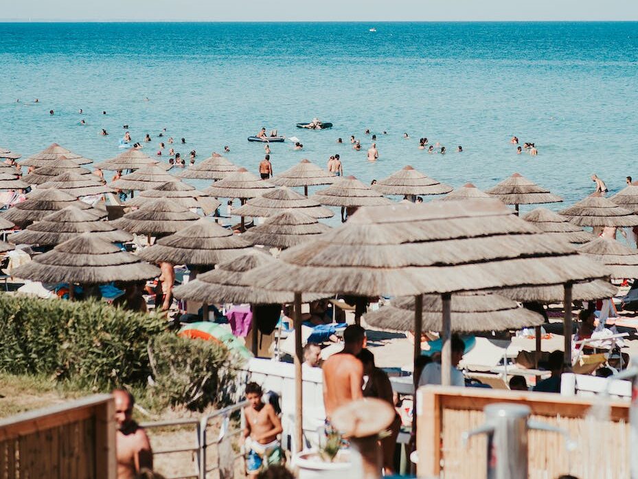 Επτά σημαντικές αλλαγές για τη βελτίωση της προστασίας των παραλιών μας θεσπίζονται με το νέο νόμο για την αξιοποίηση της δημόσιας περιουσίας στις παραθαλάσσιες περιοχές, που ψηφίστηκε από τη Βουλή. Με το νέο νόμο θεσπίζονται κανόνες για την προστασία του περιβάλλοντος, τη διασφάλιση της πρόσβασης των πολιτών στις παραλίες, την αναβάθμιση του τουριστικού προϊόντος και την κατοχύρωση του δημοσίου συμφέροντος.

Με αφορμή την ψήφιση του νομοσχεδίου, ο υπουργός Εθνικής Οικονομίας και Οικονομικών, Κωστής Χατζηδάκης, δήλωσε: «Αυτό το καλοκαίρι θα αλλάξουν πολλά στις παραλίες μας! Με το νέο νόμο βελτιώνουμε την προστασία των παραλιών μας, βάζουμε αυστηρότερους κανόνες στη διαχείρισή τους και εξασφαλίζουμε την ελεύθερη πρόσβαση των πολιτών. Παράλληλα, δημιουργούμε έναν αποτελεσματικότερο μηχανισμό ελέγχων με την αξιοποίηση και των νέων τεχνολογιών (drone, δορυφόροι) για να εξασφαλίσουμε ότι οι νέοι κανόνες θα εφαρμοστούν με αυστηρότητα.

Πέρυσι το καλοκαίρι δώσαμε δείγματα γραφής και όλοι κατάλαβαν ότι δεν αστειευόμαστε με την προστασία των παραλιών μας. Φέτος θα είμαστε ακόμα πιο αποτελεσματικοί!».

Οι 7 σημαντικότερες αλλαγές που θεσπίζονται με το νέο νόμο είναι οι ακόλουθες:

1. Θεσπίζεται διαφανής ηλεκτρονική διαδικασία για τη δημοπράτηση των παραλιών

Αρχής γενομένης από το 2024, όλες οι δημοπρασίες για παραχώρηση τμημάτων αιγιαλού και παραλίας θα γίνονται από την Κτηματική Υπηρεσία και όχι από τους Δήμους. Η διαδικασία θα γίνεται ψηφιακά μέσω ηλεκτρονικής πλατφόρμας που εγγυάται τη διαφάνεια και αποκλείει οποιεσδήποτε παρεμβάσεις. Η διακήρυξη θα αναρτάται στην πλατφόρμα και στην ιστοσελίδα του οικείου δήμου τουλάχιστον είκοσι ημέρες πριν από την ημερομηνία διεξαγωγής της δημοπρασίας. Στην πλατφόρμα θα αναρτώνται τα στοιχεία (συντεταγμένες, πολύγωνο και αεροφωτογραφίες) κάθε παραχώρησης, η διάρκεια, οι όροι της παραχώρησης, και ο χρόνος τοποθέτησης και απομάκρυνσης των κινητών στοιχείων.

Οι παραχωρησιούχοι θα καταβάλλουν ελάχιστο τίμημα, που προκύπτει από μαθηματικό τύπο με βάση τις αντικειμενικές αξίες της περιοχής, συντελεστή βαρύτητας της δραστηριότητας και τον συντελεστή βαρύτητας του αιγιαλού ανάλογα με τα ειδικά χαρακτηριστικά της παραλίας.

Οι δημοπρασίες που θα πραγματοποιηθούν φέτος, κατά την πρώτη εφαρμογή του νόμου, θα ολοκληρωθούν ως τις 15 Μαΐου. Από το 2025 και μετά οι διαδικασίες θα ολοκληρώνονται ως τις 31 Μαρτίου.

2. Καθιερώνονται οι «απάτητες παραλίες»

Καθιερώνονται οι αιγιαλοί και παραλίες υψηλής προστασίας («απάτητες παραλίες») που βρίσκονται σε περιοχές Natura και για τις οποίες θα απαγορεύεται η παραχώρηση και κατ’ επέκταση η τοποθέτηση ομπρελών, ξαπλωστρών κ.λπ.. Οι απάτητες παραλίες θα καθοριστούν με κοινή απόφαση των υπουργών Εθνικής Οικονομίας και Οικονομικών και Περιβάλλοντος και Ενέργειας ύστερα από εισήγηση του ΟΦΥΠΕΚΑ και πρόταση του πρόταση του προϊσταμένου της Γενικής Διεύθυνσης Περιβαλλοντικής Πολιτικής.

3. Θεσπίζονται αυστηρότεροι κανόνες στη διαχείριση των παραλιών ώστε να εξασφαλίζεται η ελεύθερη πρόσβαση των πολιτών

Στις παραλίες που θα παραχωρούνται προς εκμετάλλευση τίθενται όρια προκειμένου να διασφαλίζεται η διέλευση των πολιτών και να υπάρχουν επαρκείς ελεύθεροι χώροι. Συγκεκριμένα, τουλάχιστον το 50% της παραλίας πρέπει να μένει ελεύθερο και ταυτόχρονα το εμβαδόν κάθε παραχώρησης δεν μπορεί να υπερβαίνει τα 500 τετραγωνικά μέτρα. Τα ομπρελοκαθίσματα μπορούν να καταλαμβάνουν μέχρι 60% της παραχωρούμενης έκτασης ή 30% για παραλίες που βρίσκονται σε περιοχές Natura που δεν έχουν χαρακτηρισθεί απάτητες. Μεταξύ των παραχωρήσεων πρέπει να μεσολαβεί απόσταση τουλάχιστον 6 μέτρων (3 μέτρα σε κάθε πλευρά, ή 4 μέτρων αν πρόκειται για περιπτώσεις επιχειρήσεων που λειτουργούν σε εφαπτόμενα κτίρια) και τα ομπρελοκαθίσματα πρέπει να απέχουν από τη θάλασσα τουλάχιστον 4 μέτρα.

Επίσης δεν επιτρέπεται παραχώρηση αιγιαλού και παραλίας όταν το μήκος ή πλάτος τους είναι μικρότερο των 4 μέτρων ή όταν το συνολικό εμβαδόν του αιγιαλού είναι μικρότερο από 150 τ.μ.

4. Εισάγονται αυστηρότατες υποχρεώσεις για όσους μισθώνουν παραλίες

Θεσπίζονται εννέα συγκεκριμένες υποχρεώσεις σε όλες τις περιπτώσεις, οι οποίες προβλέπονται από το νόμο αλλά θα περιλαμβάνονται και στη σύμβαση παραχώρησης. Συγκεκριμένα, ο παραχωρησιούχος:

α) Διασφαλίζει την ελεύθερη, απρόσκοπτη και ασφαλή διέλευση του κοινού στον αιγιαλό και την παραλία.

β) Διασφαλίζει τη χρήση του αιγιαλού και της παραλίας για άτομα με αναπηρία στους αιγιαλούς και τις παραλίες που θα προβλεφθούν με Υπουργική Απόφαση, εγκαθιστώντας ειδικές πλατφόρμες για την εξυπηρέτησή τους, εφόσον δεν έχουν εγκατασταθεί από τον Δήμο,

γ) Περιορίζει την ανάπτυξη των ομπρελών, ξαπλωστρών και θαλάσσιων μέσων αναψυχής και λοιπών κινητών στοιχείων σύμφωνα με τα όρια που θέτει το νομοσχέδιο (60% της παραχωρούμενης έκτασης ή 30% αν πρόκειται για προστατευόμενο αιγιαλό και παραλία) και διατηρεί ελεύθερη ζώνη από την ακτογραμμή πλάτους τουλάχιστον τεσσάρων μέτρων.

δ) Διατηρεί καθημερινά καθαρό το παραχωρούμενο τμήμα αιγιαλού και παραλίας.

ε) Αναρτά σε εμφανές σημείο στον αιγιαλό ή την παραλία πινακίδα, η οποία επιτρέπει στο κοινό να έχει πρόσβαση, με ηλεκτρονικό τρόπο στα προσδιοριστικά στοιχεία της παραχώρησης, όπως τις συντεταγμένες, τον αριθμό της απόφασης παραχώρησης, τα δικαιώματα και τις υποχρεώσεις του κοινού και του παραχωρησιούχου και το διάγραμμα της παραχώρησης.

στ) Τοποθετεί κινητά στοιχεία για την εξυπηρέτηση του κοινού.

ζ) Φροντίζει για τη διατήρηση της ισορροπίας του οικοσυστήματος και της μορφολογίας της ακτής

η) Παραδίδει τον παραχωρηθέντα χώρο στην αρχική κατάσταση μετά το πέρας της διάρκειας της παραχώρησης και απομακρύνει τα κινητά στοιχεία κατά τις περιόδους που καθορίζονται στη σύμβαση παραχώρησης.

θ) Διασφαλίζει την παρουσία ναυαγοσώστη, εφόσον η υποχρέωση αυτή δεν καλύπτεται από τον οικείο δήμο.

5. Κατοχυρώνεται ο ρόλος των πολιτών για την προστασία των παραλιών από τις αυθαιρεσίες

Δημιουργείται ψηφιακή εφαρμογή για κινητά τηλέφωνα, ταμπλέτες κλπ. που θα διατίθεται δωρεάν στους πολίτες. Κάθε παραχώρηση θα αντιστοιχεί σε QR code, που θα αναρτάται στην ιστοσελίδα της Κτηματικής Υπηρεσίας του Δημοσίου, στην ιστοσελίδα του οικείου δήμου και στην πινακίδα σήμανσης του αιγιαλού ή της παραλίας που τοποθετείται υποχρεωτικά στο σημείο. Μέσω της ίδιας εφαρμογής οι πολίτες θα βλέπουν το διάγραμμα του τμήματος του αιγιαλού και της παραλίας που έχει παραχωρηθεί και θα μπορούν άμεσα να υποβάλουν καταγγελία αν διαπιστώνουν παρατηρήσει αυθαίρετη κατάληψη ή υπέρβαση της παραχώρησης.

6. Αξιοποιούνται οι νέες τεχνολογίες (drones, δορυφόροι) για αποτελεσματικότερους ελέγχους από την πολιτεία

Με το νέο νόμο προβλέπεται ότι θα αξιοποιηθούν οι νέες τεχνολογίες (drones, δορυφόροι) για να γίνουν αποτελεσματικότεροι οι έλεγχοι των παραλιών από την πολιτεία. Παράλληλα, δημιουργείται ένας ολοκληρωμένος ελεγκτικός μηχανισμός, με μικτά κλιμάκια ελέγχου, από στελέχη του Υπουργείου Εθνικής Οικονομίας και Οικονομικών, της Κτηματικής Υπηρεσίας, του δήμου, της ΑΑΔΕ, της Οικονομικής Αστυνομίας, της ΕΛΑΣ και των εισαγγελικών αρχών ενώ προβλέπονται και μικτά κλιμάκια.

7. Επιβάλλονται αυστηρότερες ποινές για όσους αυθαιρετούν και παραβιάζουν τους κανόνες διαχείρισης των παραλιών

Οι ποινές κλιμακώνονται ανάλογα με τη βαρύτητα της παράβασης και ιδίως το αν υπάρχει σύμβαση και ο παραχωρησιούχος έχει κάνει υπέρβαση της παραχώρησης ή δεν υπάρχει οπότε πρόκειται για αυθαίρετη κατάληψη. Σε κάθε περίπτωση οι ομπρέλες και ξαπλώστρες απομακρύνονται ενώ αν υπάρχουν παράνομες κατασκευές κατεδαφίζονται.

Σε περιπτώσεις αυθαίρετης κατάληψης επιβάλλεται σφράγιση και διακοπή λειτουργίας της επιχείρησης στον χώρο που έχει καταληφθεί, ο χώρος σφραγίζεται με ταινία και απαγορεύεται η είσοδος όπως και οποιαδήποτε οικονομική δραστηριότητα σε αυτόν. Επιβάλλεται πρόστιμο ίσο με το τετραπλάσιο του ελάχιστου τιμήματος της δημοπρασίας και αποκλεισμός του παραβάτη από κάθε διαδικασία παραχώρησης αιγιαλού και παραλίας για πέντε χρόνια.

Αν έχει γίνει υπέρβαση της παραχώρησης οι ποινές ξεκινούν από πρόστιμα και κλιμακώνονται σε απαγόρευση συμμετοχής σε δημοπρασίες καθώς και αναστολή λειτουργίας της επιχείρησης. Με τις αλλαγές που επήλθαν στη Βουλή το πλαίσιο αυστηροποιείται περαιτέρω καθώς οι πιο σοβαρές κυρώσεις (αποκλεισμός από νέες παραχωρήσεις και αναστολή λειτουργίας) επιβάλλονται όταν η υπέρβαση είναι μεγαλύτερη από το 30% της παραχώρησης (αντί για 50 % που προβλεπόταν αρχικά).

Οι 7 πιο σημαντικές αλλαγές με το νέο νόμο για την αξιοποίηση της δημόσιας περιουσίας στις παραθαλάσσιες περιοχές