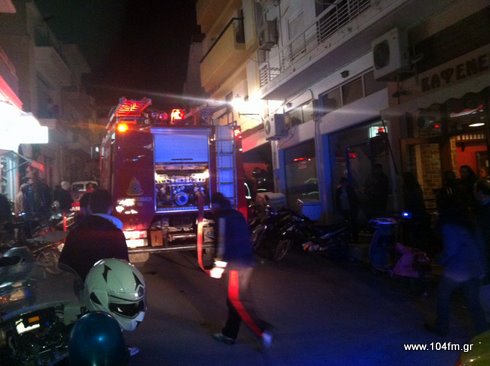 οχήματα της πυροσβεστικής υπηρεσίας Αγίου Νικολάου, μαζί με ασθενοφόρο στο τόπο πυροσβεστικά