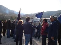 Οι διαδηλωτές στο εργοστάσιο