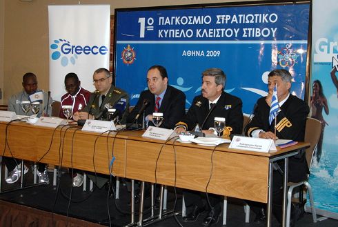 από τη συνέντευξη τύπου, ο Υφυπουργός, με αξιωματικούς και αθλητές