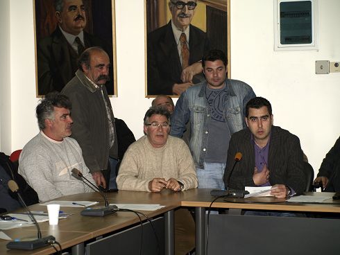 μέλη του συλλόγου ερασιτεχνών ψαράδων, η απογοήτεση εμφανής