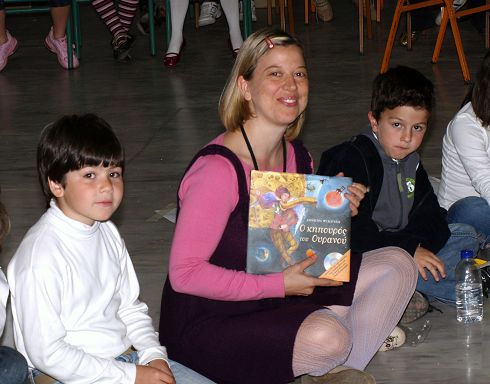 η Δήμητρα Ψυχογυιού μαζί με τους νεανίες