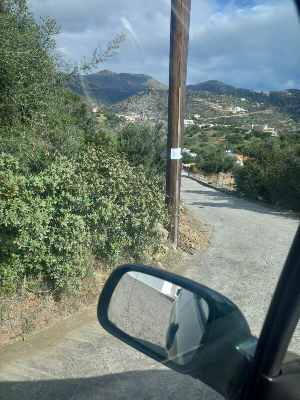 Στύλος του ΔΕΔΔΗΕ πάνω στον δρόμο