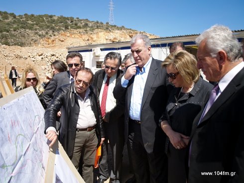 ο διευθυντής της ΕΔΥΕ ΒΟΑΚ κ. Αγαπάκης, εξηγεί στον Δημήτρη Ρέππα και στην συνοδεία του σημεία του έργου