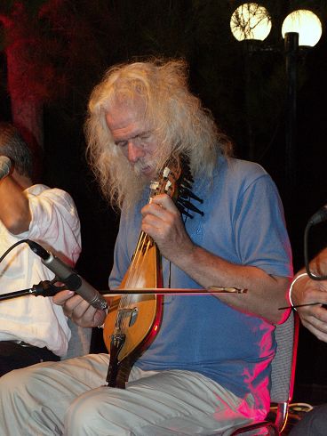 Ross Daly, χαμηλών τόνων, ουσιαστικός καλλιτέχνης, με ποια στήριξη;