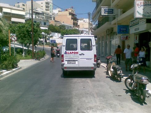 τα σαπάκια δεξιά, η κλούβα σχεδόν στη μέση και άντε να περάσει λεωφορείο