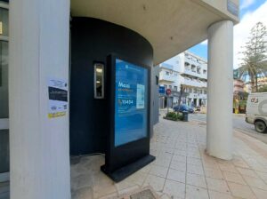 Απαγορεύεται η αυθαίρετη ανάρτηση αφισών και πανό – Δωρεάν προβολή των εκδηλώσεων στις ψηφιακές οθόνες του Δήμου Αγίου Νικολάου
