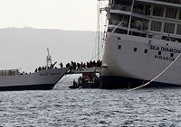 Το Νήσος Θηρασία, παραλαμβάνει επιβάτες