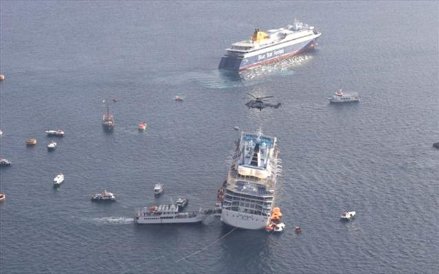 οι επιβάτες απομακρύνονται με ντόπια σκάφη...