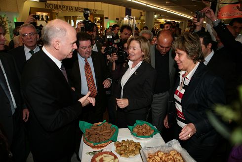 η νομάρχης Ηρακλείου με τον νομάρχη Πειραιά και τον Πρόεδρο του Πα.Σο.Κ.