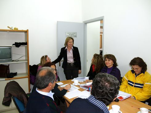 η νομάρχης Ηρακλείου Βαγγελιώ Σχοιναράκη με δασκάλους