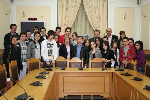 η Νομάρχης Ηρακλείου Βαγγελιώ Σχοιναράκη, (στο κέντρο) με τους μαθητές του μειονοτικού Λυκείου Ξάνθης
