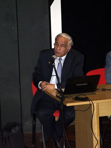 ο Διονύσης Σιμόπουλος απαντώντας στις ερωτήσεις του κοινού