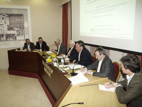 το προεδρείο της εκδήλωσης με τον εισηγητή