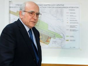 Ο Γιώργος Σουφλιάς παρουσιάζοντας τα σχέδια του αεροδρομίου
