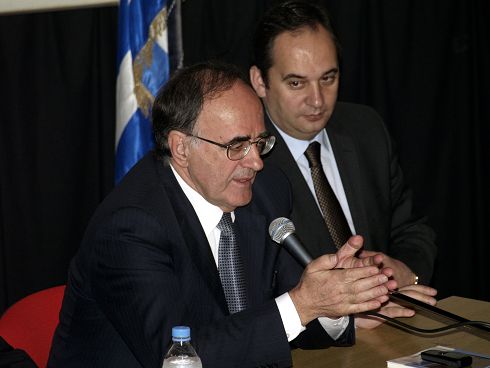 Γιώργος Σούρλας και Γιάννης Πλακιωτάκης κατά τη παρουσίαση του βιβλίου